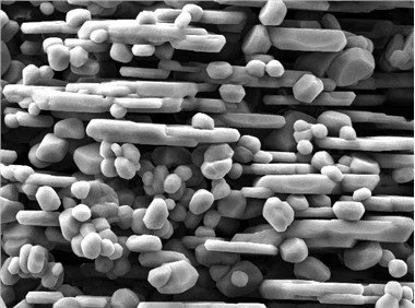 Kalcinirana glinica s niskim sadržajem natrija